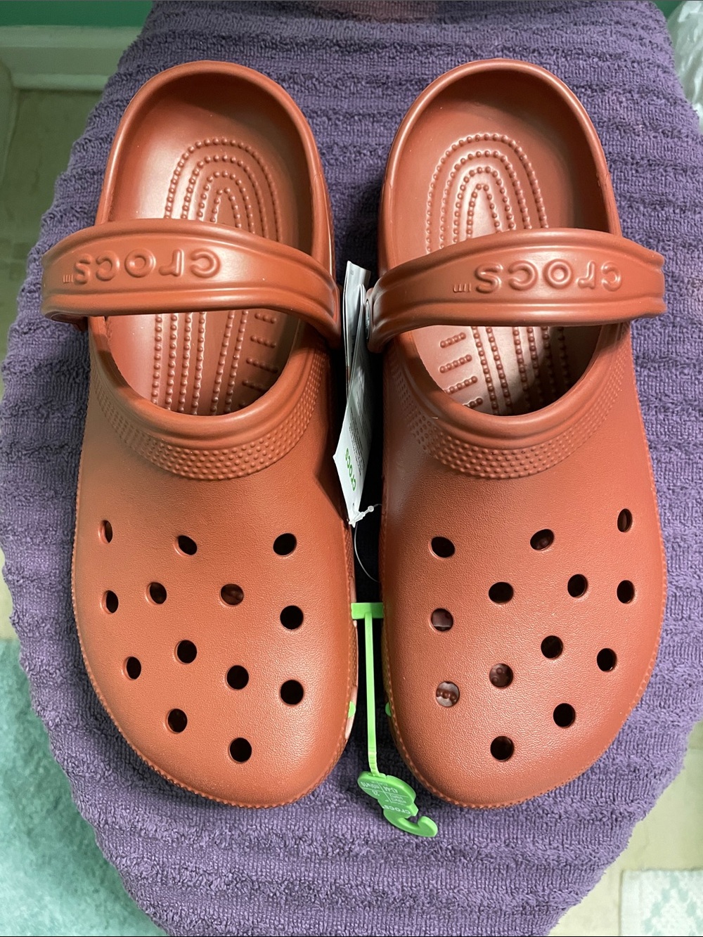 UNISEX- CROCS Men’s SZ 10/Women’s SZ 12 Color Rust